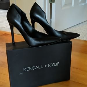 Kendall + Kylie black pump